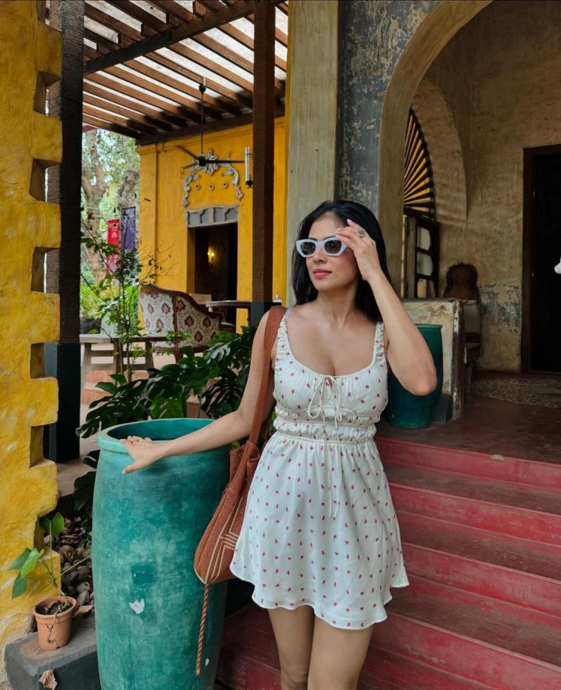 malavika-mohanan-hot-photos